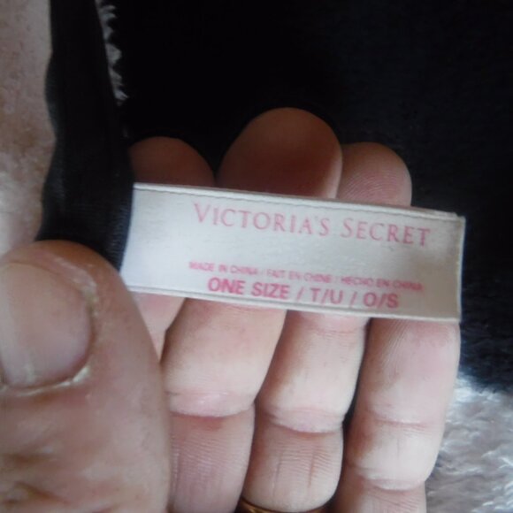 Victoria’s Secret Pink Black Logo Throw Blanket 67x48 - Picture 9 of 9